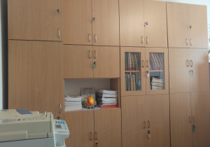 biblioteczne szafki z lewej